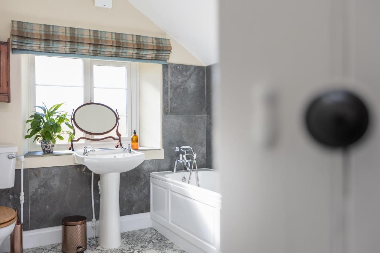 Luxury Farmhouse With Stunning Views And Hot Tub Ebberston Eksteriør bilde
